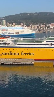 Napolyon Korsika adası Korsika Feribotu, Akdeniz, Fransa Ajaccio Limanı 11.2024 'te gelen yolcularla dolu Sardunya Feribotu. 