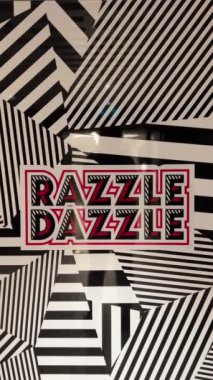 Lokantanın ana girişindeki işaret levhasını kullan. Yolcu gemisi Virgin Voyage a la carte restoranları. İspanya Barselona 11.19.2024