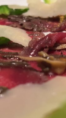 Aperatif iştah açıcı carpaccio incir, prosciutto, roka ve parmesan serpiştirilmiş ceviz tabağı. Carpaccio.