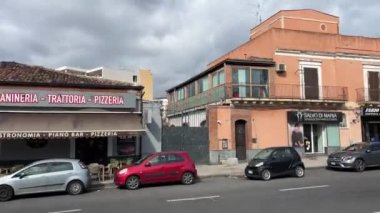 İtalya 'dan geçen bir turist otobüsünden şehrin manzarası Sicilya 11.23.2024