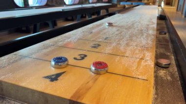Masaüstü Bowling Odaklanamayan Vuruş oynanıyor. Festival alanında ahşaptan yapılmış bowling lobutları..