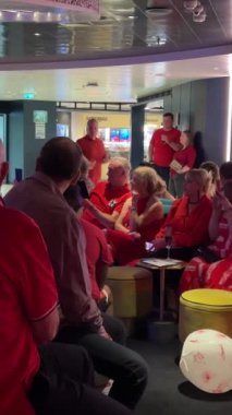 Kızıl Yolcu gemisi Virgin Voyage Red Party dans ediyor, eğleniyor, dinleniyor, seyahat eden denizciler Cadılar Bayramı 'nda Scarlet kullanıyor. Kötü Gece. İspanya Barcelona 10.27.2024 Gemi Geniş Net Cezalı