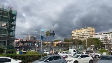 İtalya 'dan geçen bir turist otobüsünden şehrin manzarası Sicilya 11.23.2024