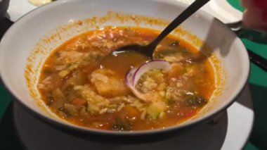 yemek video mol de panza menudo veya mondongo yakın çekim. sebze domates çorbası.