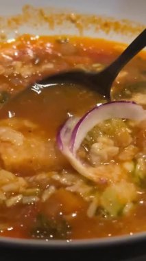 yemek video mol de panza menudo veya mondongo yakın çekim. sebze domates çorbası.