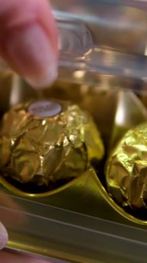 Ferrero çikolata ürünleri koleksiyonu yapıyor. Ferrero Rocher, 1946 yılında Ukrayna 'da kurulan İtalyan çikolata üreticisi Vinnitsa 12.12.2024 yapımı çikolatadır. 