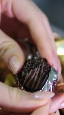 Beyaz arka planda Ferrero Rondnoir çikolatalı tatlı. Ferrero çikolata ürünleri topluyor. Ferrero Rocher Ukrayna Vinnitsa 12.12.2024 yapımı çikolatalı şekerlemedir. 