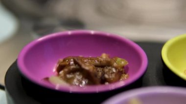 Vegan Ratatouille. Patlıcan ve lahana yahnisi. Şef Kızarmış Sebzeler. Ev yapımı sebzeli Ratatouille Dish. Sebzeli Ragout In Pan. Sebze yahnisi Ratatouille Ragout. Mevsimlik Vegan 