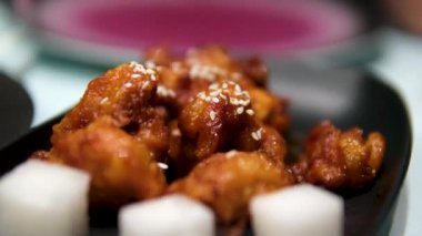 Popüler Kerala veya Malabari güney Hint yemeği Maida un porotta, paratha veya roti baharatlı kızarmış tavuk 65 köri tabağında. Güzel Hint yemekleri Makro Üst Manzara.