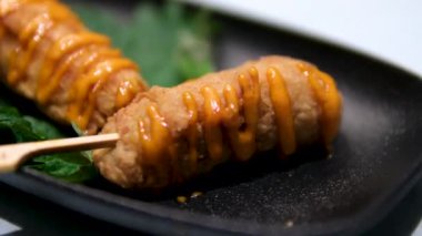 Orta Doğu 'nun farklı ülkelerinden Lula-kebap tabakları kıyma yapılmış, şişe bağlanmış ve Drevestny kömürlerinde kızartılmış. Yüksek kalite 4k görüntü