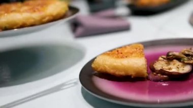 Taze roka ile yeşil şeftalili kiş. Yüksek kalite 4k görüntü