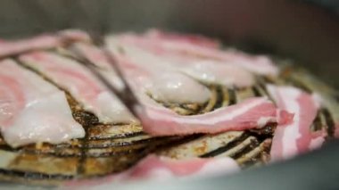Pastırma ızgarada ızgara yaptı. Hamburger hazırlığı için. Yüksek kalite 4k görüntü