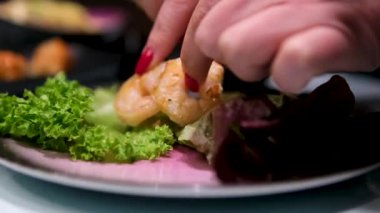 Şef roket avokado ve karidesli salata hazırlıyor. İçindekiler canlı aromalı salata için birleşti. Şefin salatayı nasıl hazırladığını izleyin. Lezzetli salata tatlarının tadını çıkar.. 
