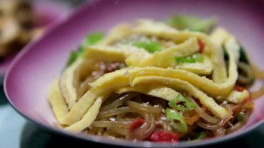 Domuz eti ve sahanda yumurtayla servis edilen baharatlı makarna. Yüksek kalite 4k görüntü