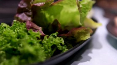 Mercan salatası ya da marul. Vejetaryen yemeği. Kapatın. Yüksek kalite 4k görüntü
