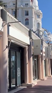 Moncler, Cannes Croisette, Promenade de la Croisette, Boulevard de la Vidom, Cannes sahil limanı Fransa Cannes 11.2024