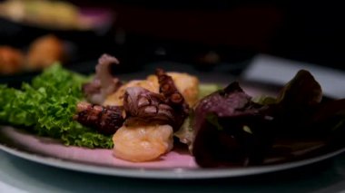 Patates, zeytin ve maydanozlu taze ahtapot salatası. Sağlıklı yiyecekler. Yakın plan. Tam üstte. kalamar halkaları kızarmış karides.