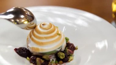 Çöl kremasını bıçakla kesmek, taze böğürtlen ve şeker tozuyla bir krema dilimleme videosunu kapatmak, yavaş çekim video klibi, kremalı şam fıstığı.