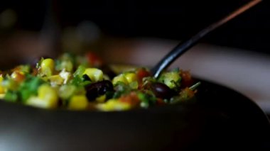 Sebze, mısır, havuç, biber, brokoli, teriyaki soslu soğan karışımı koyu beton arka planda seramik bir tabakta. Sebzeli yumurta