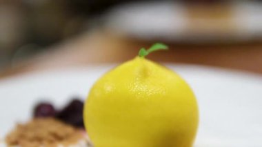 Limon şeklindeki limonlu keklerin üzeri turunçgille kaplı şekerlemelerle kaplı. Limonlu kek. Limon şeklinde tatlı..