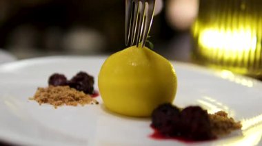 Limon biçimli kek. Bir dilim ev yapımı limonlu pasta. Tuğla ya da limon şeklinde..