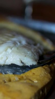 Zander Fish, Havyar ve Krema Sosu ile Hamur 'da Fırınlandı. Restoran yemek tabağı beyaz masada. Lezzetli pişmiş balık yemeği. Hamurda pişmiş balık, Dorado