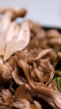 Çeşitli sebzelerin ızgara edilişini yakından izleyin. Kabak dilimleri, mantarlar, kırmızı biber ve açık ateşte kırmızı soğan. Metalik spatula ya da malzemelerin üzerinde maşa. Yüksek kalite 4k görüntü