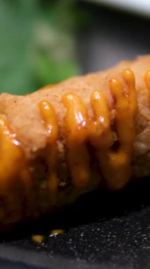 Orta Doğu 'nun farklı ülkelerinden Lula-kebap tabakları kıyma yapılmış, şişe bağlanmış ve Drevestny kömürlerinde kızartılmış. Yüksek kalite 4k görüntü