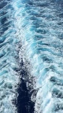 Gemiler, okyanus sularından geçerken arkalarında dramatik beyaz izler bırakarak uyanıyorlar. Güzel Deniz Sahnesi Derin Mavi Deniz Suyunda Doğal Dalgalarla Tekne Yolu Gösteriyor 