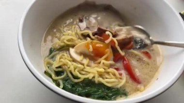 Ev yapımı otantik miso çorbası, kombu dashi, tofu, wakame deniz yosunu ve soğanlı. Masa dönüşü. Tom Yum çorbası