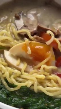 Ev yapımı otantik miso çorbası, kombu dashi, tofu, wakame deniz yosunu ve soğanlı. Masa dönüşü. Tom Yum çorbası