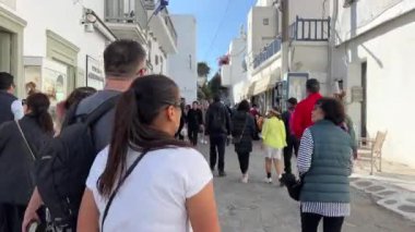Eski Mykonos Kasabası, Chora, beyazlatılmış kübik evler, parlak renkli balkonlar, dar sokaklar. Lokantalar, şık butikler, dükkanlar, salon kulüpleri. Mikonos, Yunanistan 11.2024