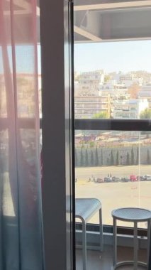 Bakire yolculuk videosunda bir kulübede balkon iç ve dış yolcu gemisinin tüm güverte kamaralarında, balkon kabinlerinde ve Virgin Voyages 'da çekim yapıyor. İspanya Barselona 11.2024 