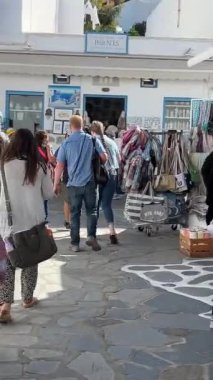 Eski Mykonos Kasabası, Chora, beyazlatılmış kübik evler, parlak renkli balkonlar, dar sokaklar. Lokantalar, şık butikler, dükkanlar, salon kulüpleri. Mikonos, Yunanistan 11.2024