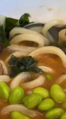 Lezzetli Ramen, domuz eti ve kaynamış yumurta. Yüksek kalite 4k görüntü