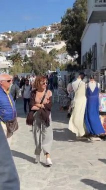 Eski Mykonos Kasabası, Chora, beyazlatılmış kübik evler, parlak renkli balkonlar, dar sokaklar. Lokantalar, şık butikler, dükkanlar, salon kulüpleri. Mikonos, Yunanistan 11.2024