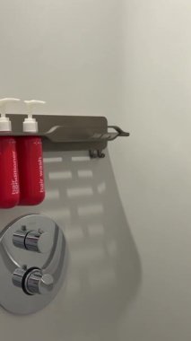 Tuvalet odası lavabosu ayna havlusu duş kabini duş jeli duş güverte kabinleri balkon yolcu gemisi Virgin Voyages. İspanya Barselona 11.2024 