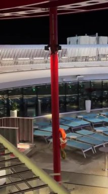 Bir yolcu gemisinin jakuzi havuzunun üst güvertesindeki havuzun manzarası karanlık bir gökyüzü gecesi. Yüksek kalite 4k görüntü