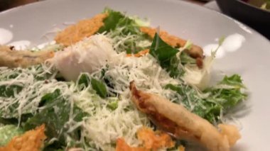 Tavuklu Sezar salatası. Sağlıklı beslenme. Diyet olsun. Yüksek kalite 4k görüntü