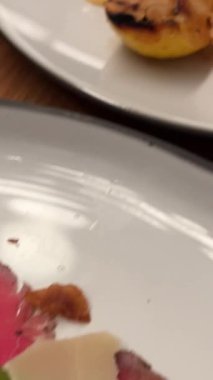 Restoran mürekkep balığı yüzükleri çiğ et salatası Basturma tartar. Yüksek kalite 4k görüntü