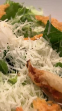 Tavuklu Sezar salatası. Sağlıklı beslenme. Diyet olsun. Yüksek kalite 4k görüntü