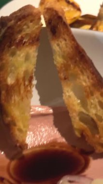 Kharcho çorbası şef ciabatta üzerine kiraz reçeli tavuk ezmesi sürer. Limonlu güzel bir tabakta tavuk ezmesi, yakın plan tahta üzerinde kızarmış ciabatta. Yüksek kalite 4k görüntü