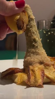 Tayland yemeği, limonlu enginar, Tayland yemeği hazır. Tat katmak için limonu sık. Yüksek kalite 4k görüntü