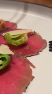 Carpaccio of Beef with Roasted Baby Beets kremalı yaban turpu, Watercress and Parmesan. Carpaccio çatal bıçağı.
