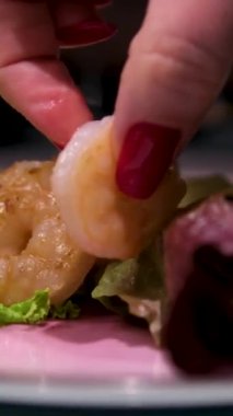 Maydanozlu kızarmış karides, kızarmış yeşil biber ve limon, tuzlu, biberli ve baharatlı kızarmış karides, karides kabuklu kabuklu deniz hayvanlarının ait olduğu bir türüdür.