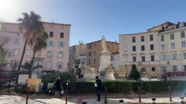 Napolyon anavatanı Napolyon Bonoparte anıtının ve Korsika 'nın tarihi merkezinde renkli evlerin doğduğu yer. Fransa. 11.2024