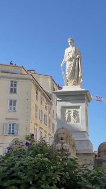 Napolyon Bonoparte anıtı ve Korsika 'nın tarihi merkezi Ajaccio' da renkli evler. Fransa. Napolyon 'un doğduğu yer Napolyon Korsika adası Fransa Ajaccio 11.2024