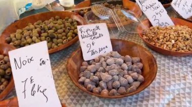 Napolyon Korsika adası Fransa Ajaccio 'nun doğduğu yer olan Napolyon Korsika' nın doğduğu yer olan 11.2024 'ün büyük seçim pazarı fasulyeleri farklı türde fındık ve onların pazar kuru üzüm fiyatlarına baharat katmaktadır.