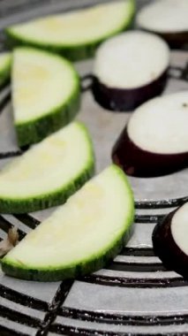 Yeşil sebze iliği ya da kabak ve patlıcan açık ateşte kızartılır. Aşçı, kabak dilimlerini her tarafta yemek pişirildiğinden emin olmak için çeviriyor. Yüksek kalite 4k görüntü