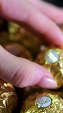 Ferrero çikolata ürünleri topluyor. Ferrero Rocher, 1946 yılında Ukrayna 'da kurulan İtalyan çikolata üreticisi Vinnitsa 12.12.2024 yapımı çikolatadır. 